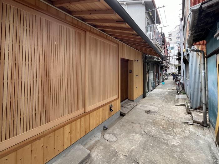 大阪市生野区中川2丁目の賃貸物件/素材感溢れる外観。