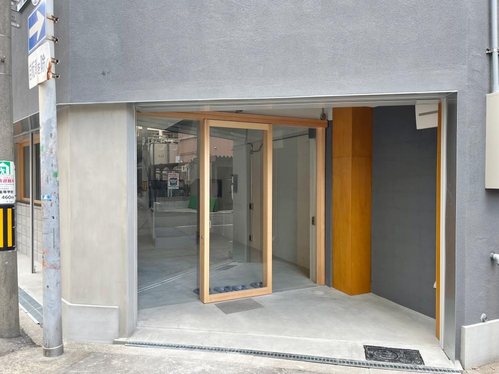 大阪市北区同心２丁目の賃貸物件/ビルの顔は全面ガラスで、前面のポーチも使いやすそう