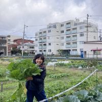 大阪市住吉区大領4丁目の賃貸物件/スタッフも収穫体験させてもらい、この笑顔＾＾（奥の白い低層マンションが、当物件）
