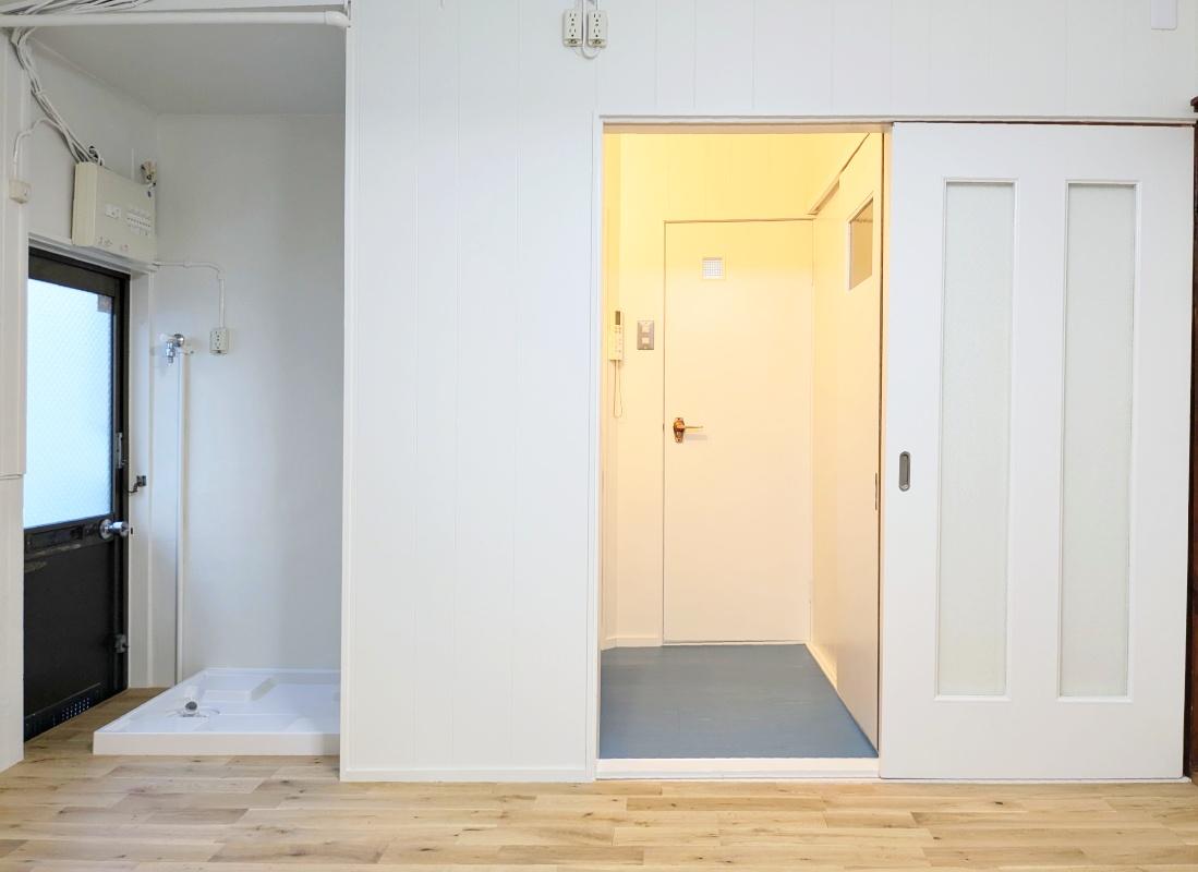 大阪府大阪市旭区太子橋３丁目の賃貸物件/キッチンから水回りにつながります。左手は洗濯パン。