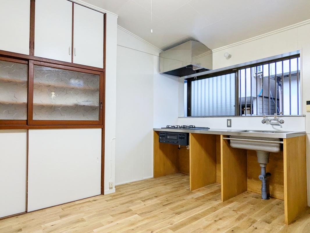 大阪府大阪市旭区太子橋３丁目の賃貸物件/リノベーションで生まれ変わった造作キッチン。床は無垢フローリングです。
レトロな収納棚はそのまま活用しています。