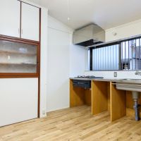 大阪府大阪市旭区太子橋３丁目の賃貸物件/リノベーションで生まれ変わった造作キッチン。床は無垢フローリングです。
レトロな収納棚はそのまま活用しています。