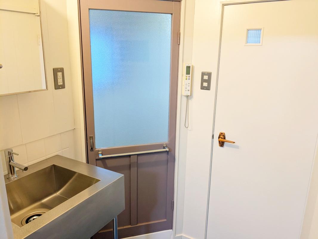 大阪府大阪市旭区太子橋３丁目の賃貸物件/ステンレスの独立洗面台は新設。グレーの扉は既存を活用。