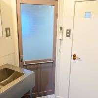 大阪府大阪市旭区太子橋３丁目の賃貸物件/ステンレスの独立洗面台は新設。グレーの扉は既存を活用。