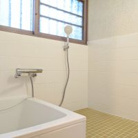 大阪府大阪市旭区太子橋３丁目の賃貸物件/浴室は再生塗装を使って、既存のレトロさそのままに。浴室乾燥機付きです。