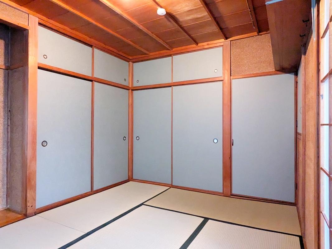 大阪府大阪市旭区太子橋３丁目の賃貸物件/２階の襖は特徴的でありつつも部屋に馴染むようなカラーに張り替えています。