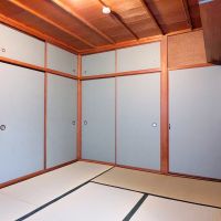 大阪府大阪市旭区太子橋３丁目の賃貸物件/２階の襖は特徴的でありつつも部屋に馴染むようなカラーに張り替えています。