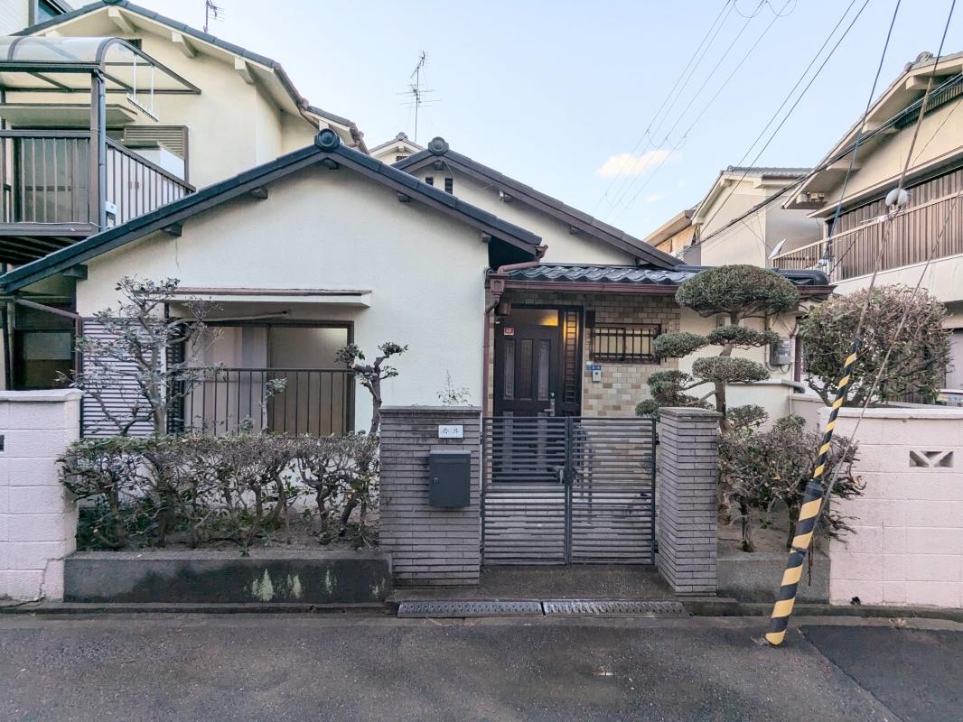 大阪府大阪市旭区太子橋３丁目の賃貸物件/重なる瓦の切妻屋根が特徴の外観。