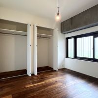 箕面市船場西3丁目の売買物件/玄関側の洋室。梁が躯体現しなだけで雰囲気違いますね