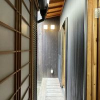 大阪市北区豊崎１丁目の賃貸物件/庭に面した縁側（渡り廊下？）からもWCやシャワールームにアクセス出来ます！