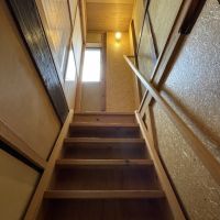 大阪市北区豊崎１丁目の賃貸物件/勾配が少し急な階段です。古い物件ではあるあるなところ。