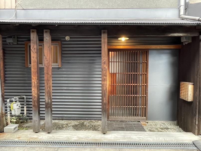 大阪市北区豊崎１丁目の賃貸物件/玄関とびらは古建具の奥に新しく作られたガラス戸が重ねてあります。