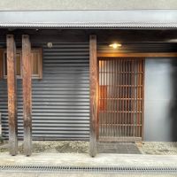大阪市北区豊崎１丁目の賃貸物件/玄関とびらは古建具の奥に新しく作られたガラス戸が重ねてあります。