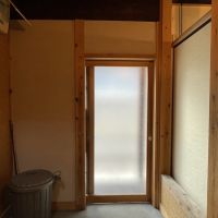 大阪市北区豊崎１丁目の賃貸物件/室内側からみた玄関とびら。建築的にも面白い工夫です。