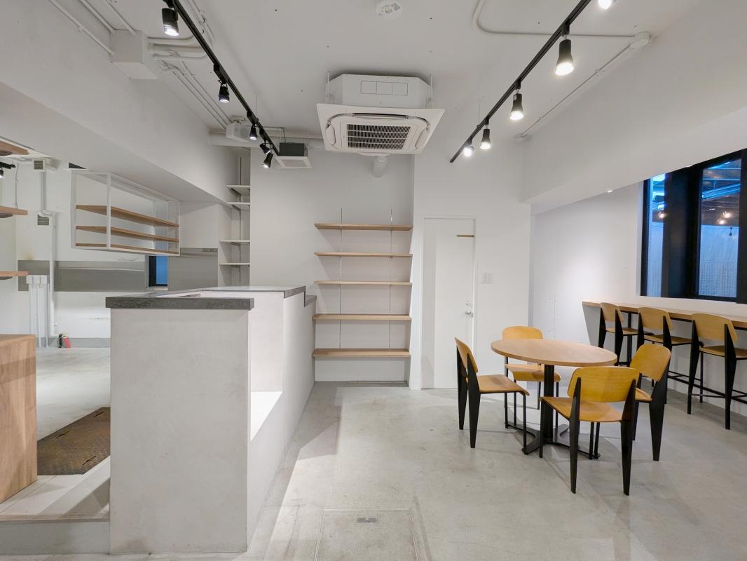 大阪市西区京町堀1丁目の賃貸物件/モルタル×白塗装。テーブルや椅子もそのまま使えます。