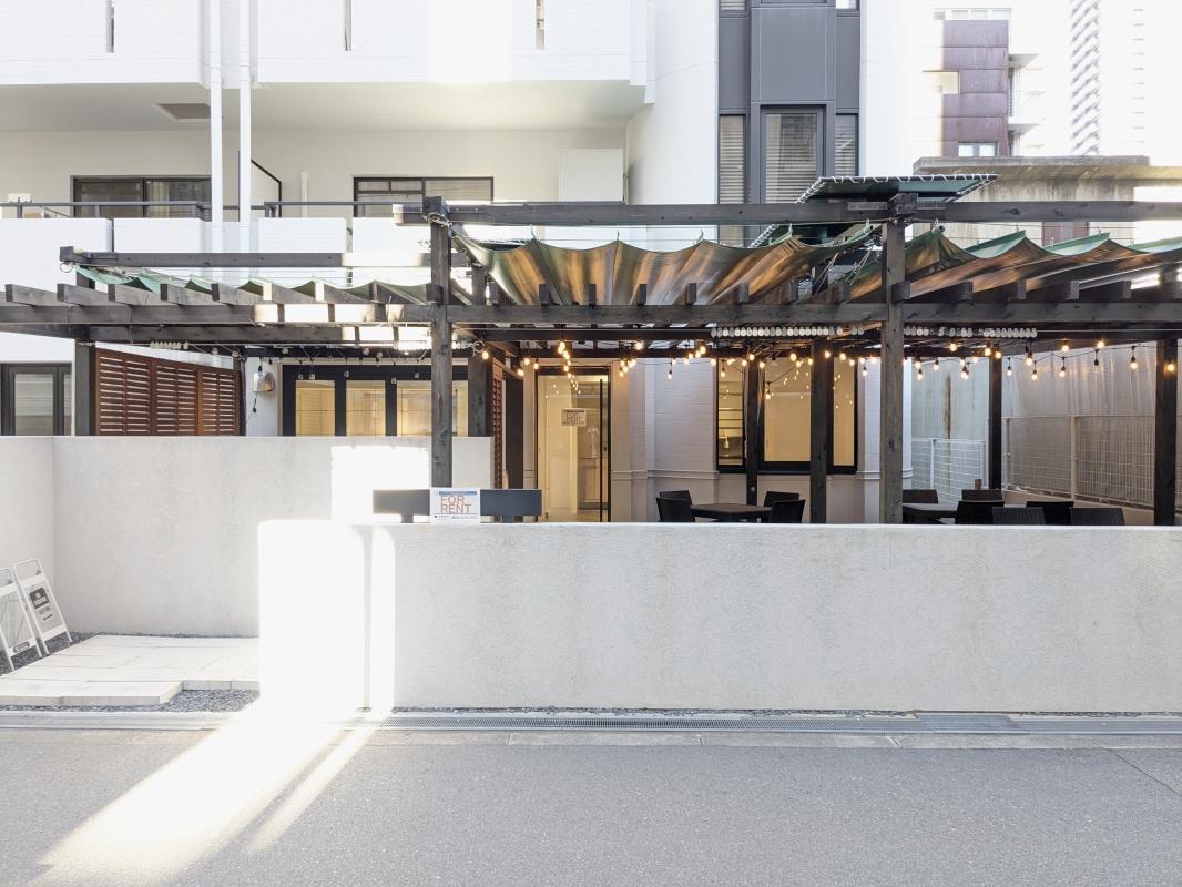 大阪市西区京町堀1丁目の賃貸物件/道路からは腰壁越しに見えます。