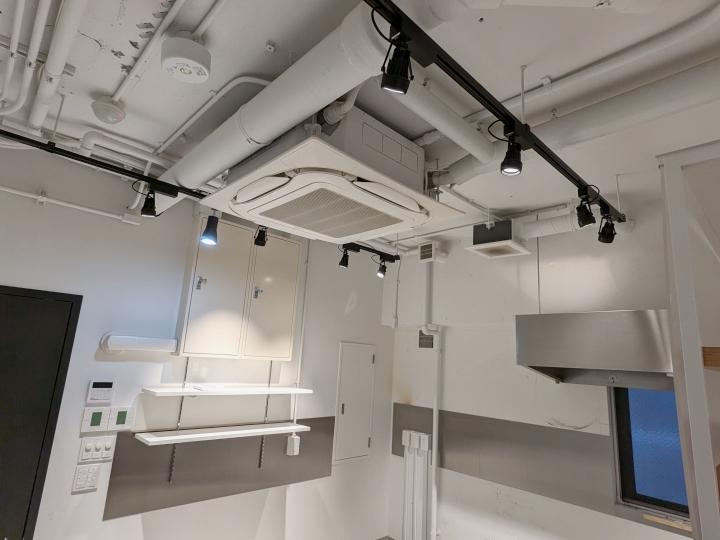 大阪市西区京町堀1丁目の賃貸物件/業務用エアコンはなんと2基あります。