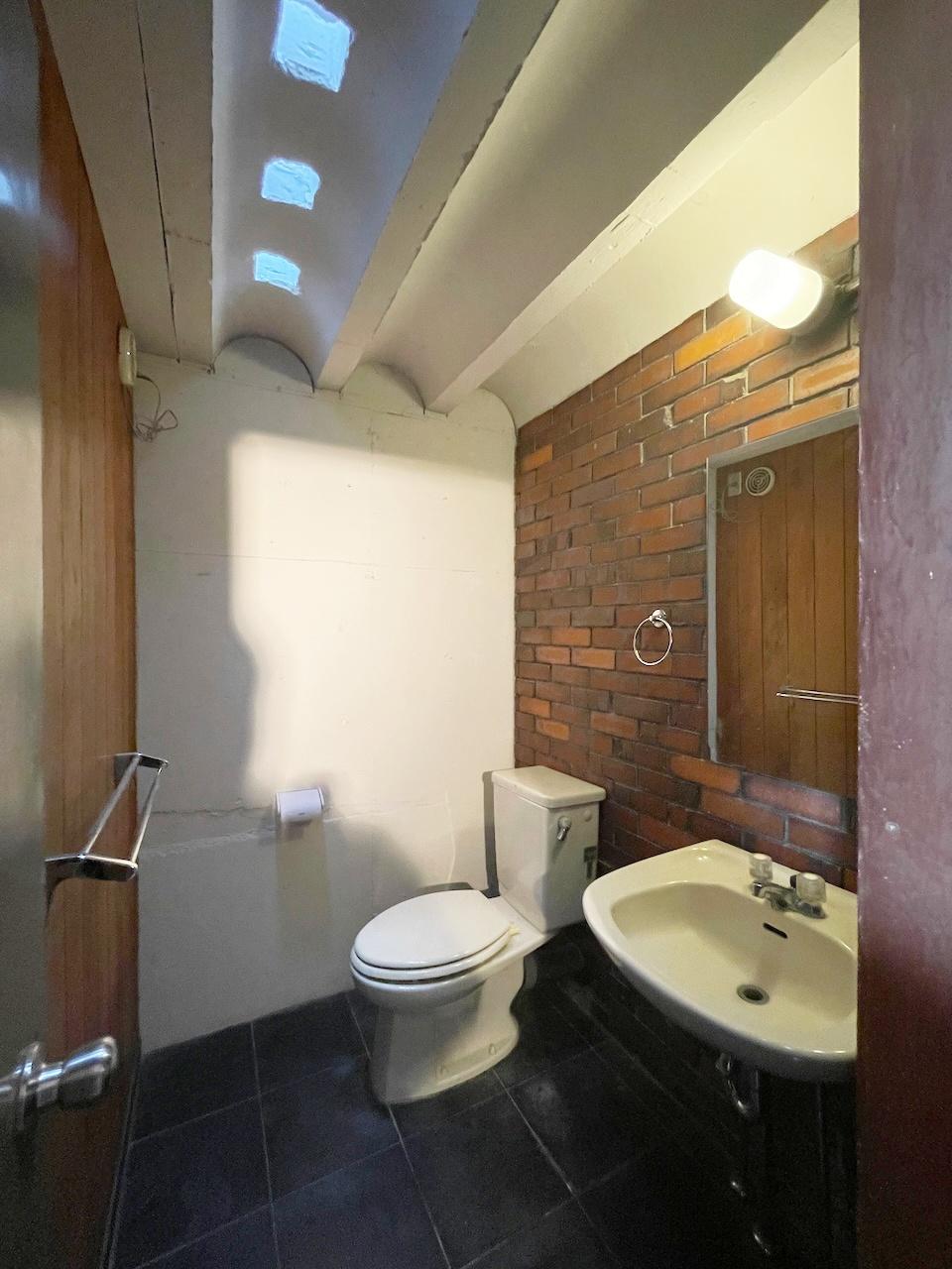 寝屋川市成田南町の賃貸物件/トイレ天井のちいさな天窓も素敵
