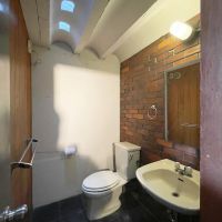 寝屋川市成田南町の賃貸物件/トイレ天井のちいさな天窓も素敵