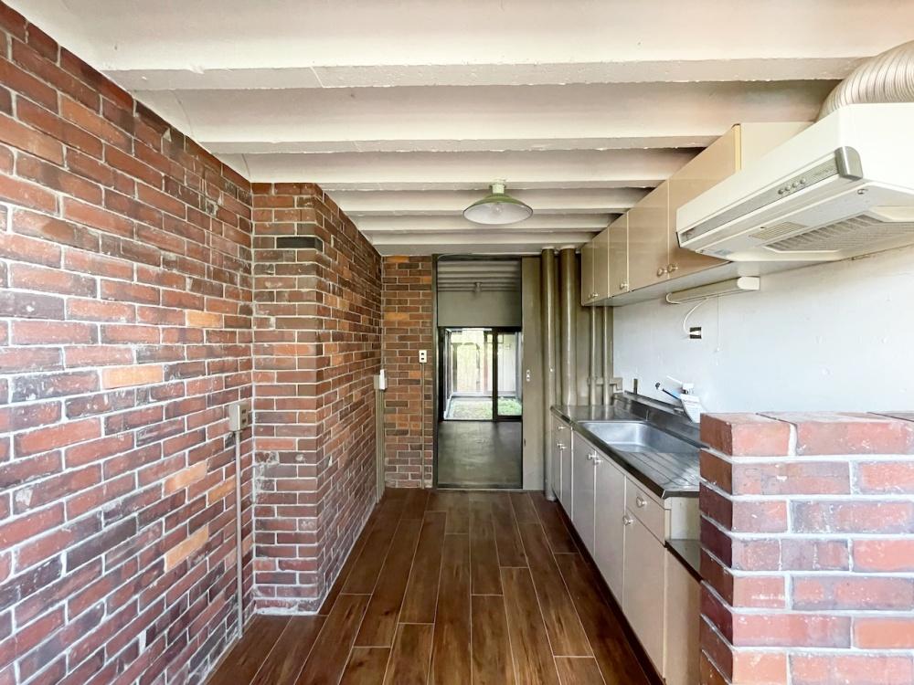 寝屋川市成田南町の賃貸物件/キッチンは庭の勝手口につながっています