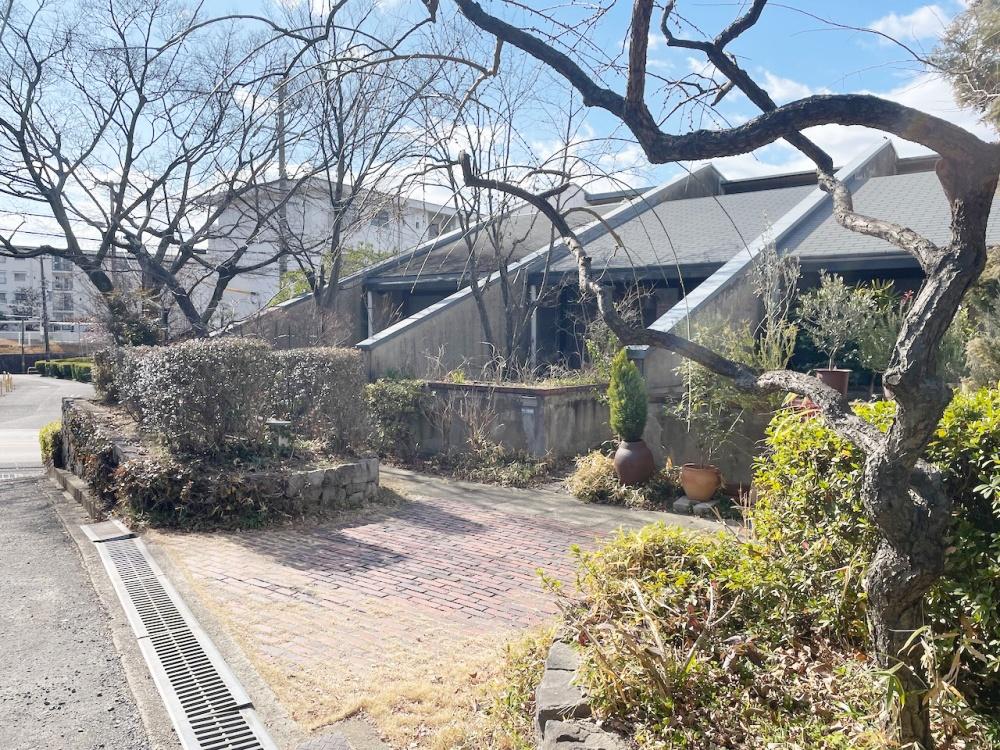 寝屋川市成田南町の賃貸物件/緑に覆われるかのような名作テラスハウス
