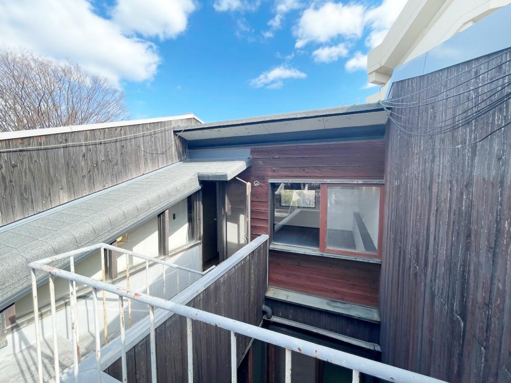 寝屋川市成田南町の賃貸物件/3階バルコニーから住宅を見る