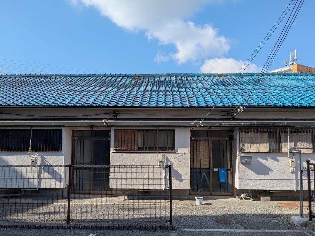 堺市東区日置荘原寺町の賃貸物件/青い瓦が目印。平屋建ての長屋。