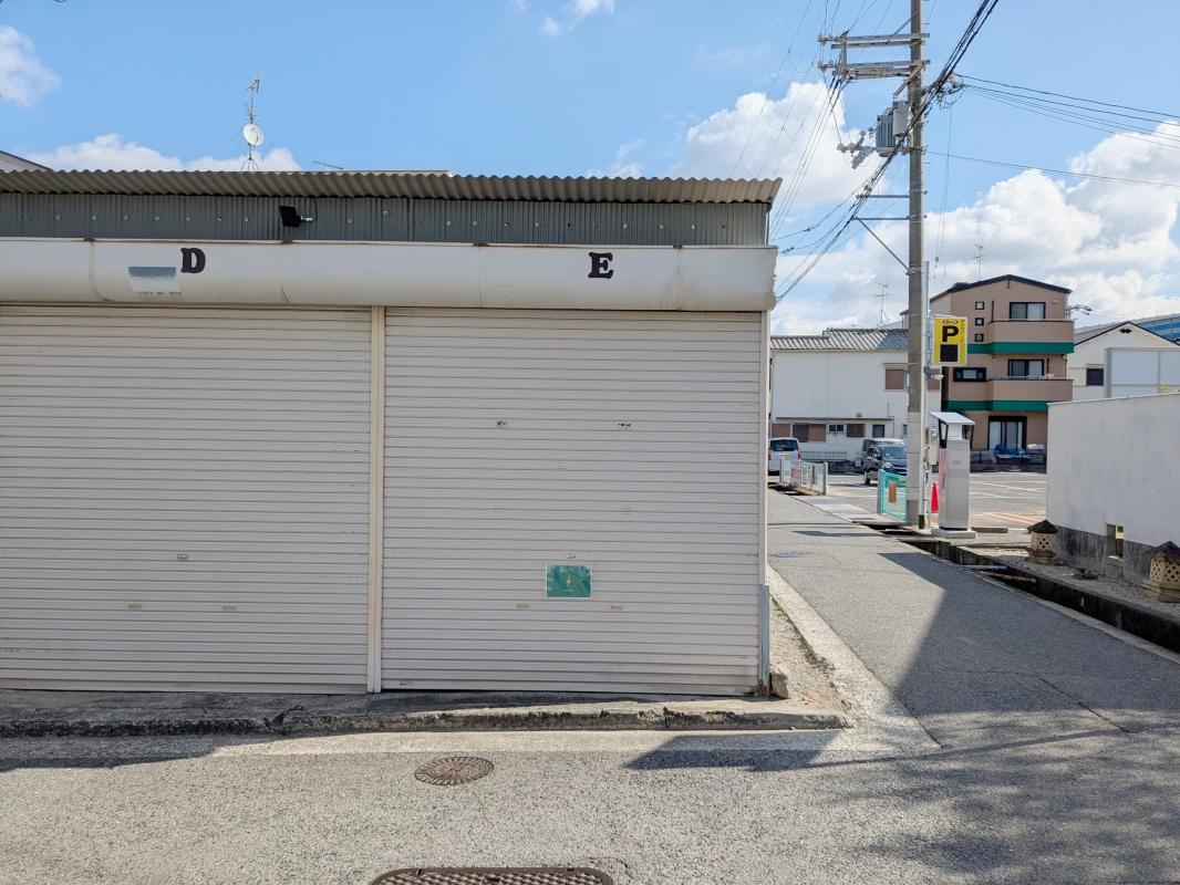 堺市東区日置荘原寺町の賃貸物件/長屋から徒歩2分のところにあるガレージ。