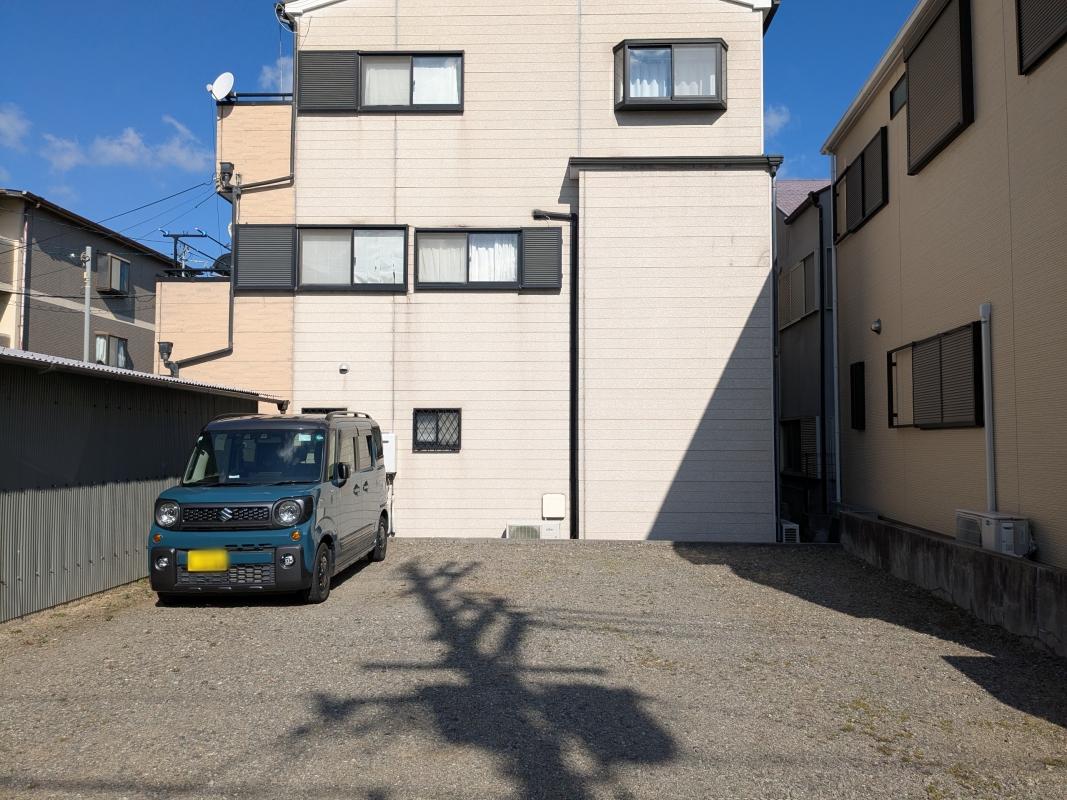 堺市東区日置荘原寺町の賃貸物件/ガレージの裏側にある青空駐車場も借りられます。