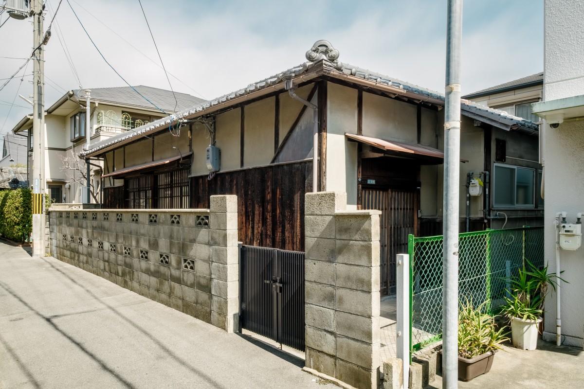 吹田市の賃貸物件/吹田市の住宅地の中、低くて堂々とした面構え