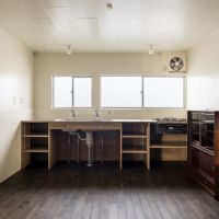 吹田市の賃貸物件/壁一面のダイニングキッチン、二層シンクで下処理・調理・皿洗いを