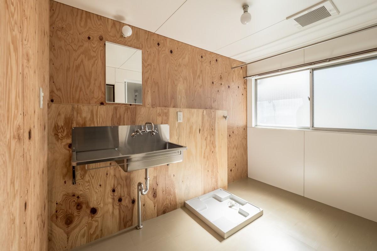 吹田市の賃貸物件/構造用合板の壁にステンレスシンク、作業台も確保しています。
