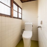 吹田市の賃貸物件/トイレにも木製建具がついています。