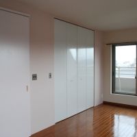 大阪市天王寺区逢阪2の売買物件/寝室は淡いピンクがアクセント。