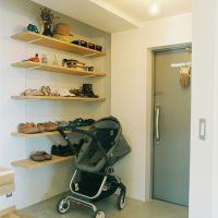 大阪市天王寺区逢阪2の売買物件/玄関も見せる収納で、靴が選びやすいこと請け合い。広めの土間が使い勝手◎