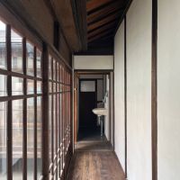 大阪府大阪市中央区上本町西１丁目の賃貸物件/植栽を横目に廊下を渡るのもいい時間。