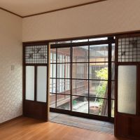 大阪府大阪市中央区上本町西１丁目の賃貸物件/洋室側から縁側を見る