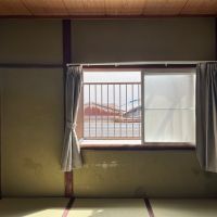 大阪府大阪市中央区上本町西１丁目の賃貸物件/手前側にある和室から物干し台へ上がれるのですが、その横の扉を開けると
