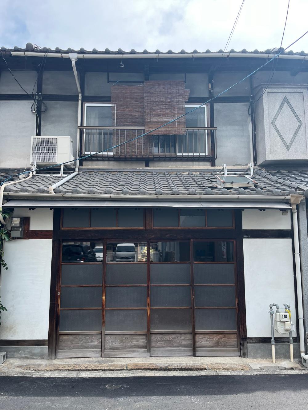 大阪府大阪市中央区上本町西１丁目の賃貸物件/4枚引き戸の玄関にはなかなかお目にかかれません。