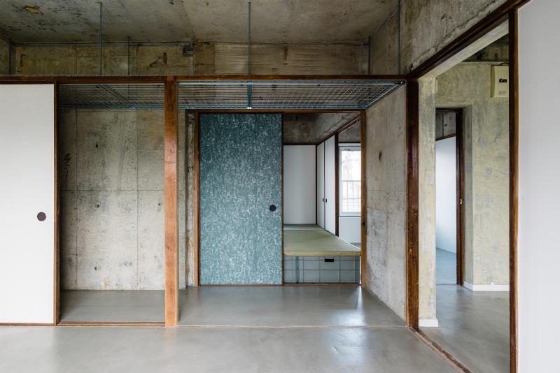 大阪市住之江区北加賀屋2丁目の賃貸物件/6畳の小上がり以外は全てモルタルの床。大きなラグが映えそう。