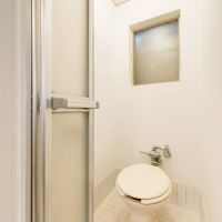 大阪市住之江区北加賀屋2丁目の賃貸物件/お風呂とトイレは既存再利用。ミニマムなサイズ感です。＊写真は別住戸のものです。