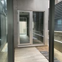 大阪市中央区釣鐘町２丁目の賃貸物件/２つの空間を繋ぐ渡り廊下。庇屋根も設置されていますので雨の日もご安心ください。