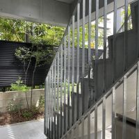 大阪市中央区釣鐘町２丁目の賃貸物件/亜鉛メッキ鋼のシルバーとコンクリート打ち放しの組み合わせが良い。