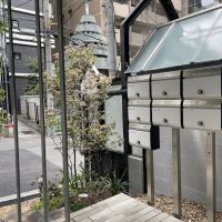 大阪市中央区釣鐘町２丁目の賃貸物件/共用ポストはエレベーター前にあります。