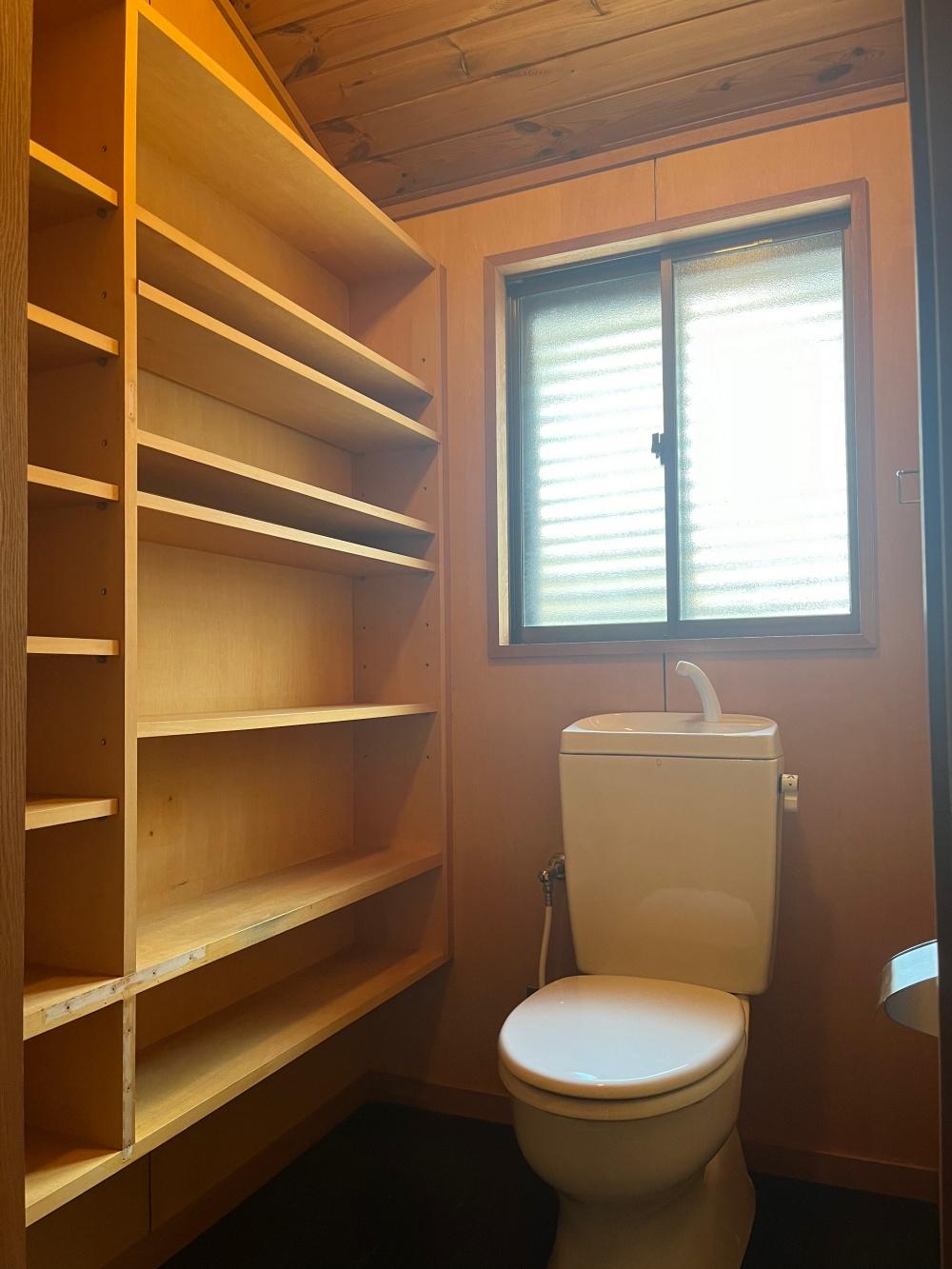 大阪市平野区加美西1丁目の賃貸物件/住居と店舗で二つあるトイレの、住居の方。小さなアートギャラリーが開けそう。