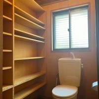大阪市平野区加美西1丁目の賃貸物件/住居と店舗で二つあるトイレの、住居の方。小さなアートギャラリーが開けそう。