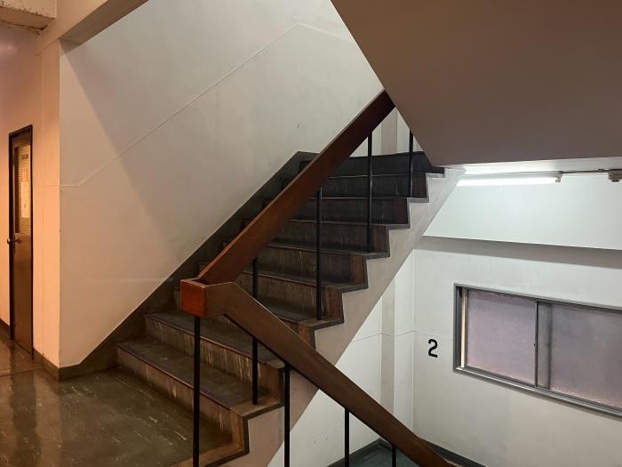 大阪市中央区南船場2丁目の賃貸物件/共用部の階段。エレベーターも完備。