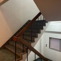 大阪市中央区南船場2丁目の賃貸物件/共用部の階段。エレベーターも完備。