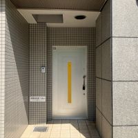 大阪市中央区糸屋町1丁目の賃貸物件/タイルに囲まれた黄色のアクセントが効いている入り口。
玄関ドアハンドルも一癖あり。