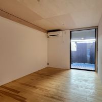 大阪市旭区大宮5丁目の賃貸物件/洋室。（まだ電気がついていないので、暗めに映っています。）